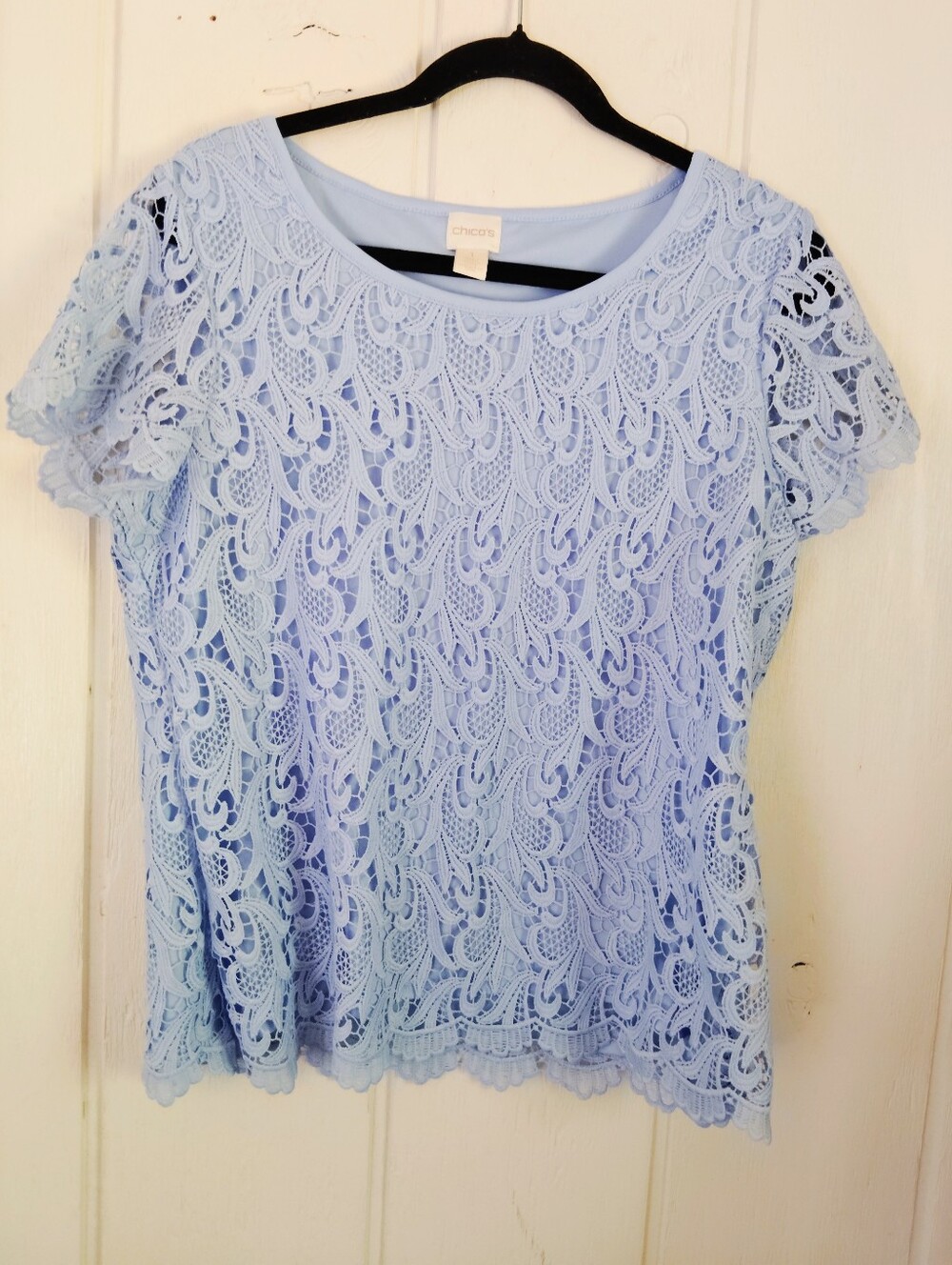 LIKE NEW!! Chico's Light Blue Lace Overlay Short Sleeve Top. Size 1 (M)